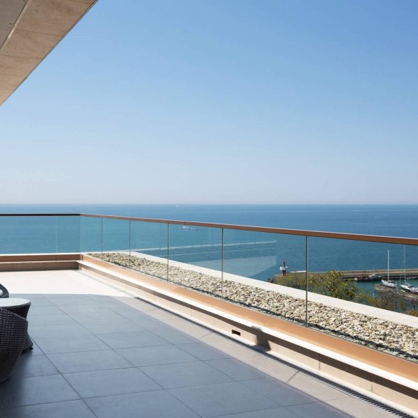 Стандартный-номер-Премиум-c-террасой-Swiss-Signature-Terrace-1