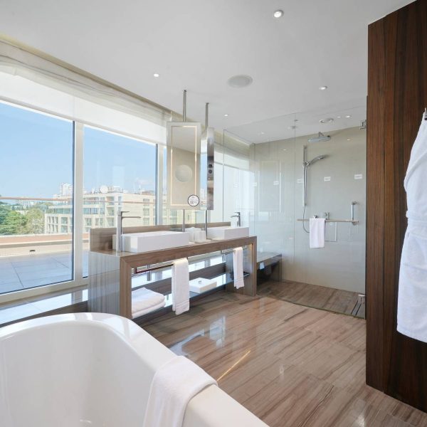 Стандартный-номер-Премиум-c-террасой-Swiss-Signature-Terrace-4